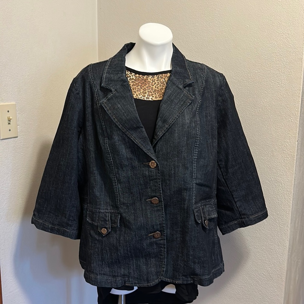 Women’s dark denim 3/4 length sleeved jacket